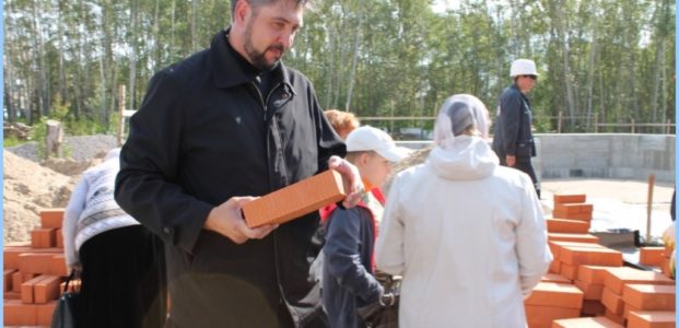 Первые кирпичи в стены Никольского храма в Березниках, 18 августа 2012 года