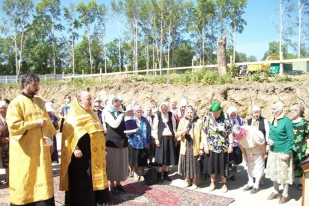Молебен в котловане Никольского храма в Березниках, 26 июня 2011 года