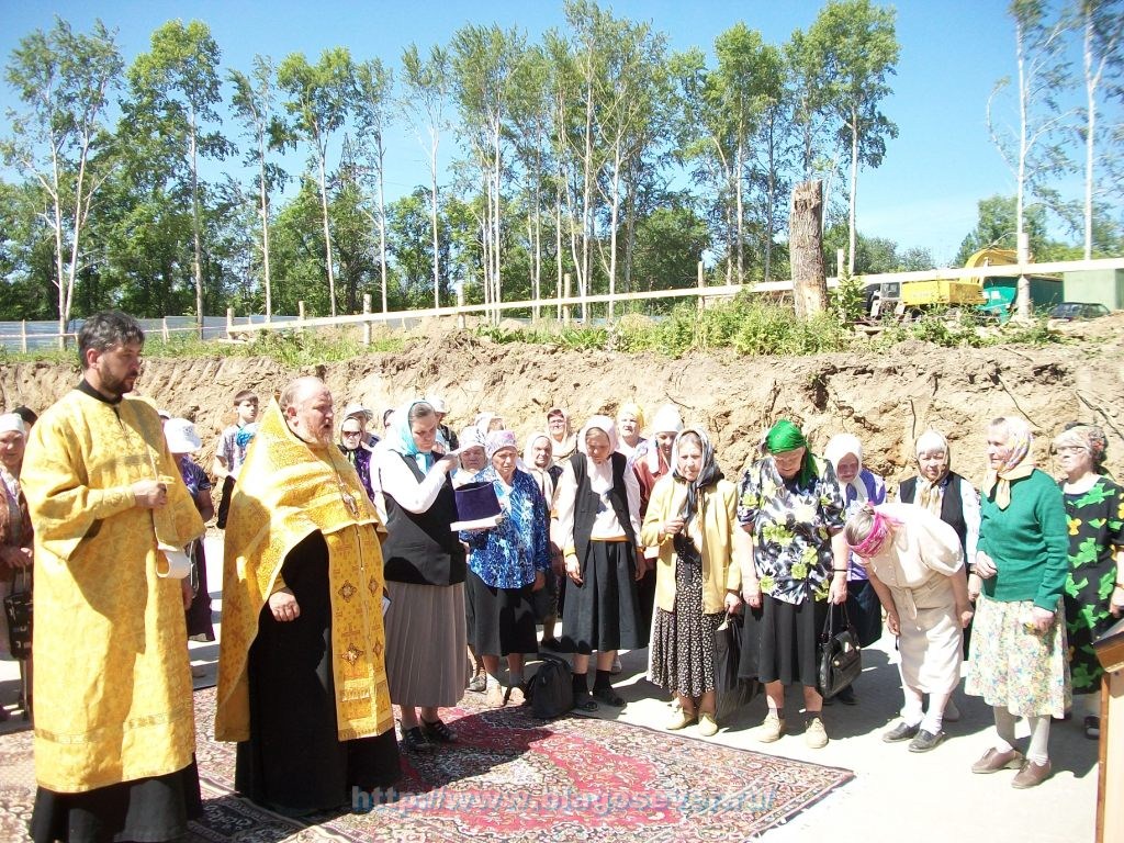 Молебен в котловане Никольского храма в Березниках, 26 июня 2011 года