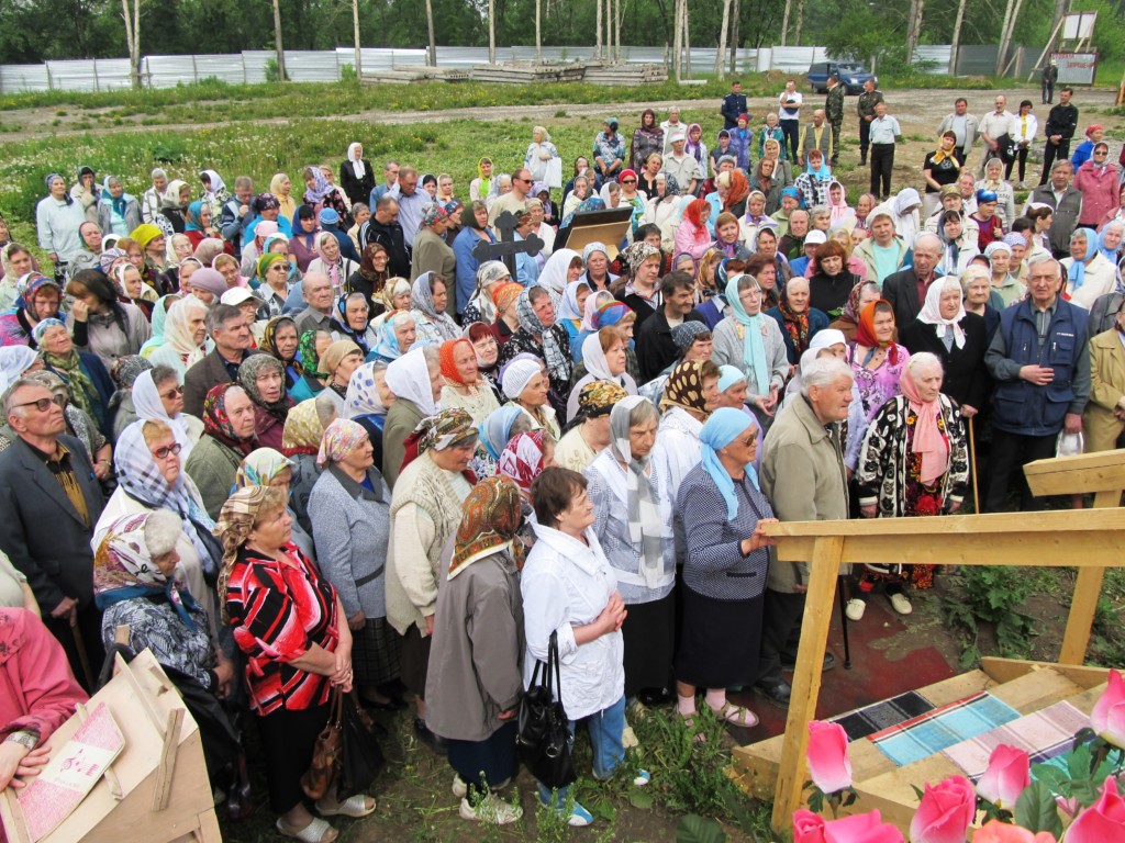 Литургия под открытым небом на месте строительства Никольского храма в Березниках 2 июня 2012 года