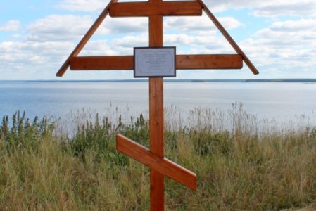 Установка памятного Креста сщмч. Николаю (Онянову) 12 августа 2013 года